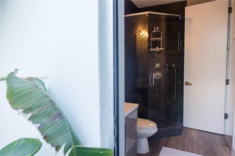 Villa ou maison à louer à Miami, Floride: 5 chambres, 451.78 m2 № 1939246 - photo 30