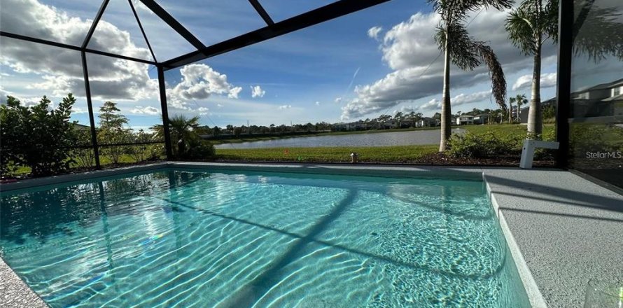 House in SAPPHIRE POINT AT LAKEWOOD RANCH in Lakewood Ranch, Florida 5 bedrooms, 245.08 sq.m. № 1796519