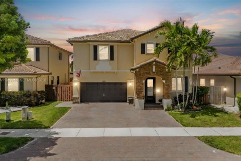 House in Cutler Bay, Florida 5 bedrooms, 302.49 sq.m. № 2030750 - photo 1