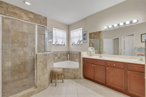 House in Cutler Bay, Florida 5 bedrooms, 302.49 sq.m. № 2030750 - photo 17