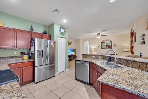 House in Cutler Bay, Florida 5 bedrooms, 302.49 sq.m. № 2030750 - photo 9