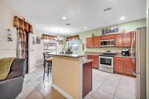 House in Cutler Bay, Florida 5 bedrooms, 302.49 sq.m. № 2030750 - photo 10