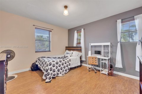 House in Cutler Bay, Florida 5 bedrooms, 302.49 sq.m. № 2030750 - photo 21