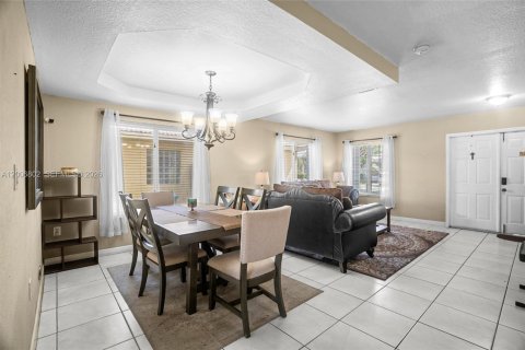 House in Miami, Florida 4 bedrooms, 191.38 sq.m. № 2072627 - photo 8