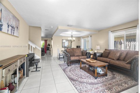 House in Miami, Florida 4 bedrooms, 191.38 sq.m. № 2072627 - photo 5