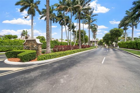 House in Miami, Florida 4 bedrooms, 191.38 sq.m. № 2072627 - photo 30