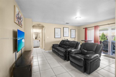 House in Miami, Florida 4 bedrooms, 191.38 sq.m. № 2072627 - photo 9