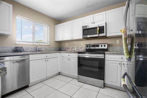 House in Miami, Florida 4 bedrooms, 191.38 sq.m. № 2072627 - photo 12