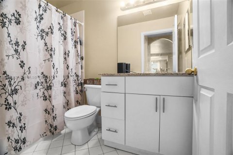 House in Miami, Florida 4 bedrooms, 191.38 sq.m. № 2072627 - photo 17