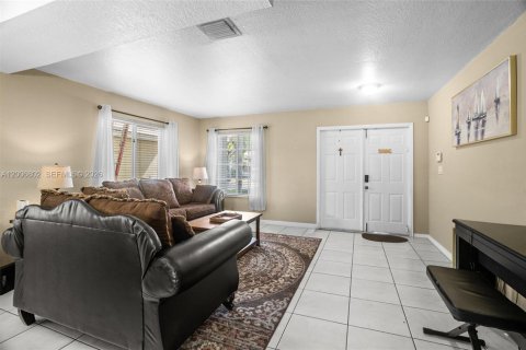 House in Miami, Florida 4 bedrooms, 191.38 sq.m. № 2072627 - photo 6