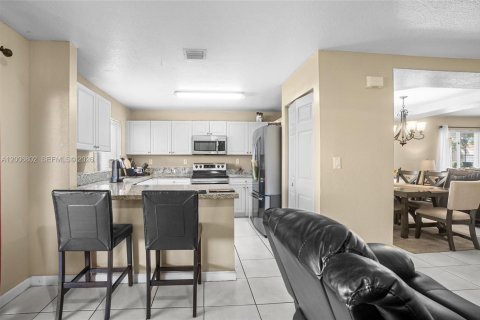 House in Miami, Florida 4 bedrooms, 191.38 sq.m. № 2072627 - photo 11
