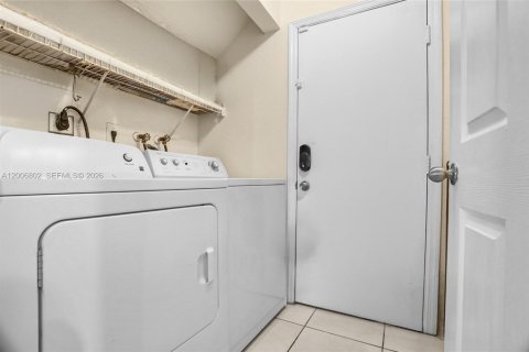House in Miami, Florida 4 bedrooms, 191.38 sq.m. № 2072627 - photo 16