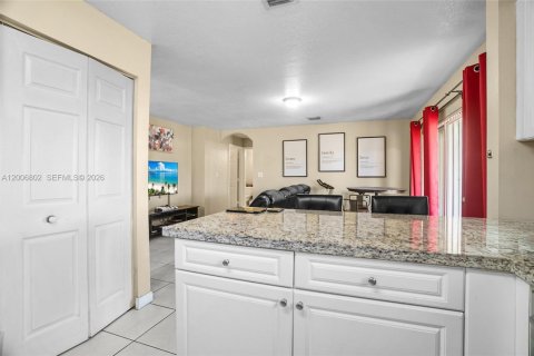 House in Miami, Florida 4 bedrooms, 191.38 sq.m. № 2072627 - photo 14
