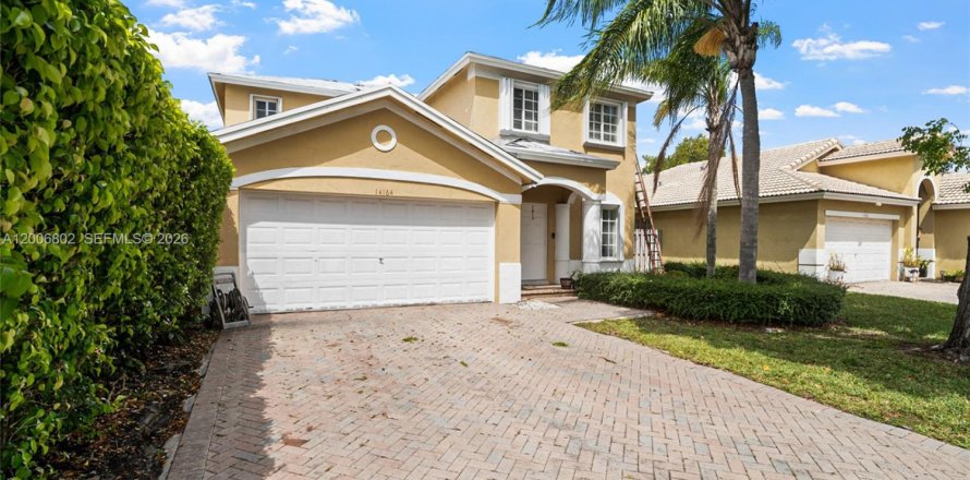 House in Miami, Florida 4 bedrooms, 191.38 sq.m. № 2072627