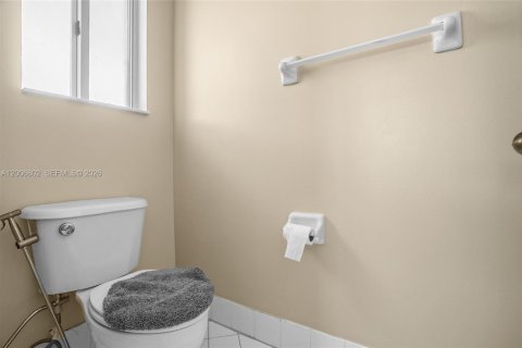 House in Miami, Florida 4 bedrooms, 191.38 sq.m. № 2072627 - photo 27