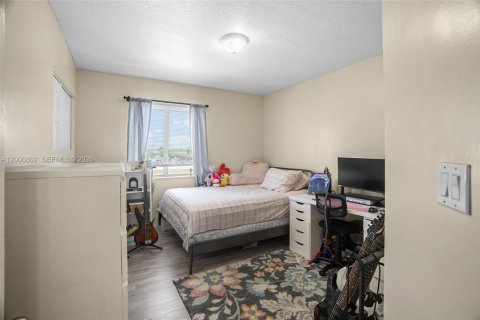 House in Miami, Florida 4 bedrooms, 191.38 sq.m. № 2072627 - photo 23
