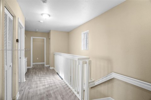 House in Miami, Florida 4 bedrooms, 191.38 sq.m. № 2072627 - photo 20