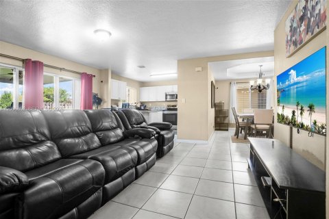 House in Miami, Florida 4 bedrooms, 191.38 sq.m. № 2072627 - photo 10