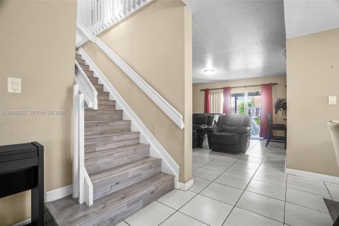 House in Miami, Florida 4 bedrooms, 191.38 sq.m. № 2072627 - photo 18