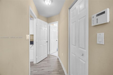 House in Miami, Florida 4 bedrooms, 191.38 sq.m. № 2072627 - photo 25