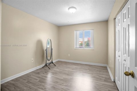 House in Miami, Florida 4 bedrooms, 191.38 sq.m. № 2072627 - photo 19