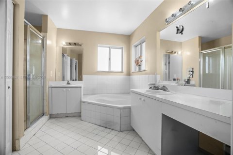 House in Miami, Florida 4 bedrooms, 191.38 sq.m. № 2072627 - photo 26