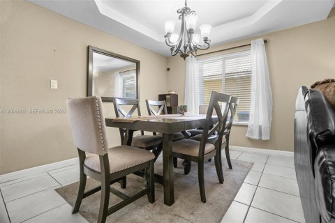 House in Miami, Florida 4 bedrooms, 191.38 sq.m. № 2072627 - photo 7