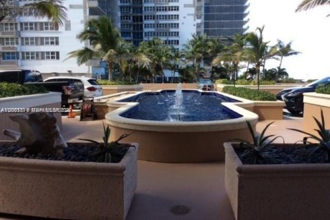 Condominio en venta en Hallandale Beach, Florida, 2 dormitorios, 92.9 m2 № 2069134 - foto 1