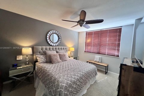 Condominio en venta en Hallandale Beach, Florida, 2 dormitorios, 92.9 m2 № 2069134 - foto 3