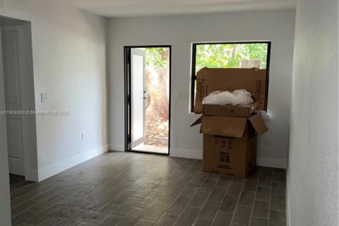 House in Miami, Florida 2 bedrooms, 121.79 sq.m. № 1964517 - photo 14