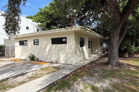 House in Miami, Florida 2 bedrooms, 121.79 sq.m. № 1964517
