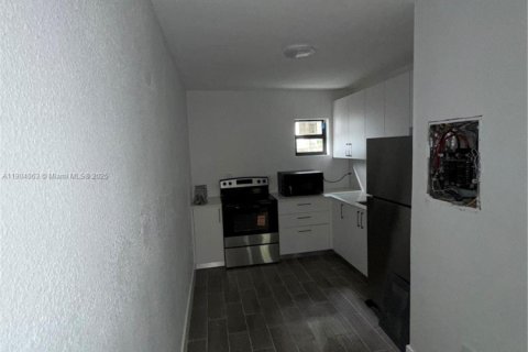 House in Miami, Florida 2 bedrooms, 121.79 sq.m. № 1964517 - photo 6