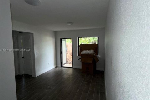 House in Miami, Florida 2 bedrooms, 121.79 sq.m. № 1964517 - photo 5