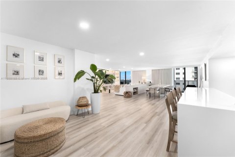 Condo in Miami Beach, Florida, 3 bedrooms  № 1887326 - photo 2