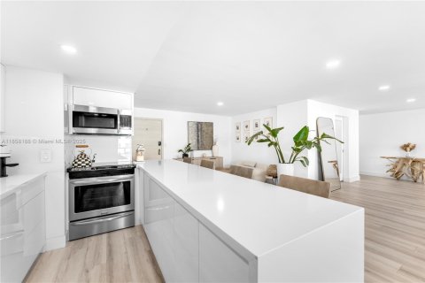 Condo in Miami Beach, Florida, 3 bedrooms  № 1887326 - photo 6