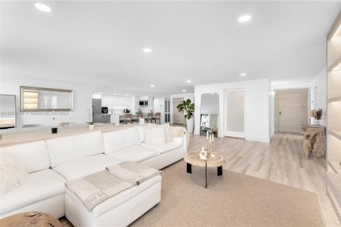 Condo in Miami Beach, Florida, 3 bedrooms  № 1887326 - photo 8