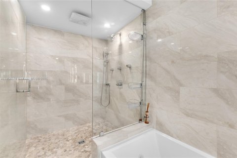 Condo in Miami Beach, Florida, 3 bedrooms  № 1887326 - photo 19