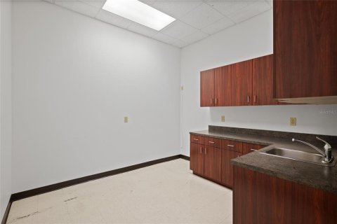 Propiedad comercial en alquiler en Tarpon Springs, Florida, 1399.85 m2 № 1915141 - foto 27
