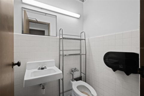 Propiedad comercial en alquiler en Tarpon Springs, Florida, 1399.85 m2 № 1915141 - foto 28