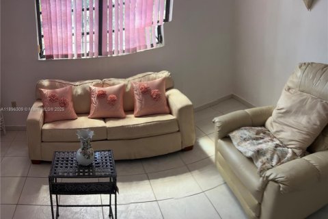 Villa ou maison à vendre à Hialeah, Floride: 3 chambres, 145.67 m2 № 1948673 - photo 16