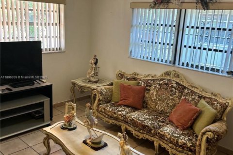 Villa ou maison à vendre à Hialeah, Floride: 3 chambres, 145.67 m2 № 1948673 - photo 10