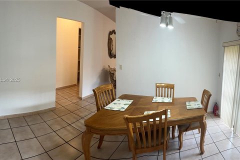 Villa ou maison à vendre à Hialeah, Floride: 3 chambres, 145.67 m2 № 1948673 - photo 28