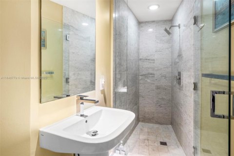 Condo in Miami, Florida, 3 bedrooms  № 1890227 - photo 26