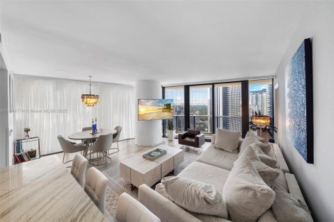 Condo in Miami, Florida, 3 bedrooms  № 1890227 - photo 1