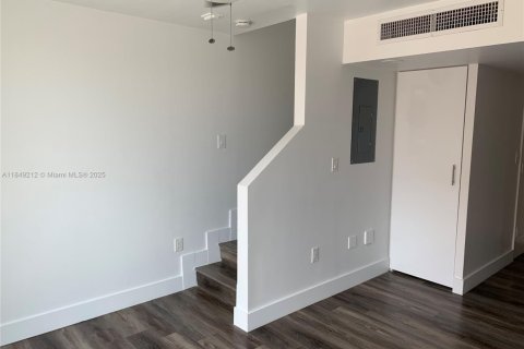 Condo in Miami, Florida, 1 bedroom  № 1852247 - photo 4