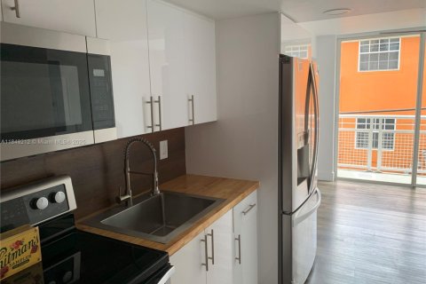 Condo in Miami, Florida, 1 bedroom  № 1852247 - photo 2