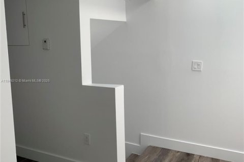 Condo in Miami, Florida, 1 bedroom  № 1852247 - photo 13