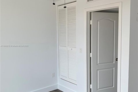 Condo in Miami, Florida, 1 bedroom  № 1852247 - photo 10
