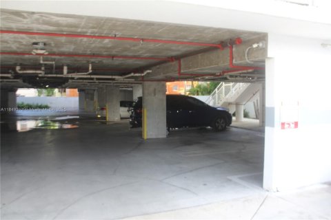 Condo in Miami, Florida, 1 bedroom  № 1852247 - photo 5