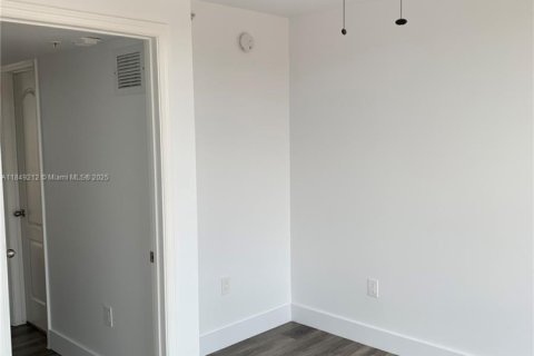 Condo in Miami, Florida, 1 bedroom  № 1852247 - photo 9